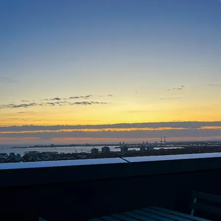 Modern 2B Apt Bayviews*Pool*Gym Melbourne Exterior photo