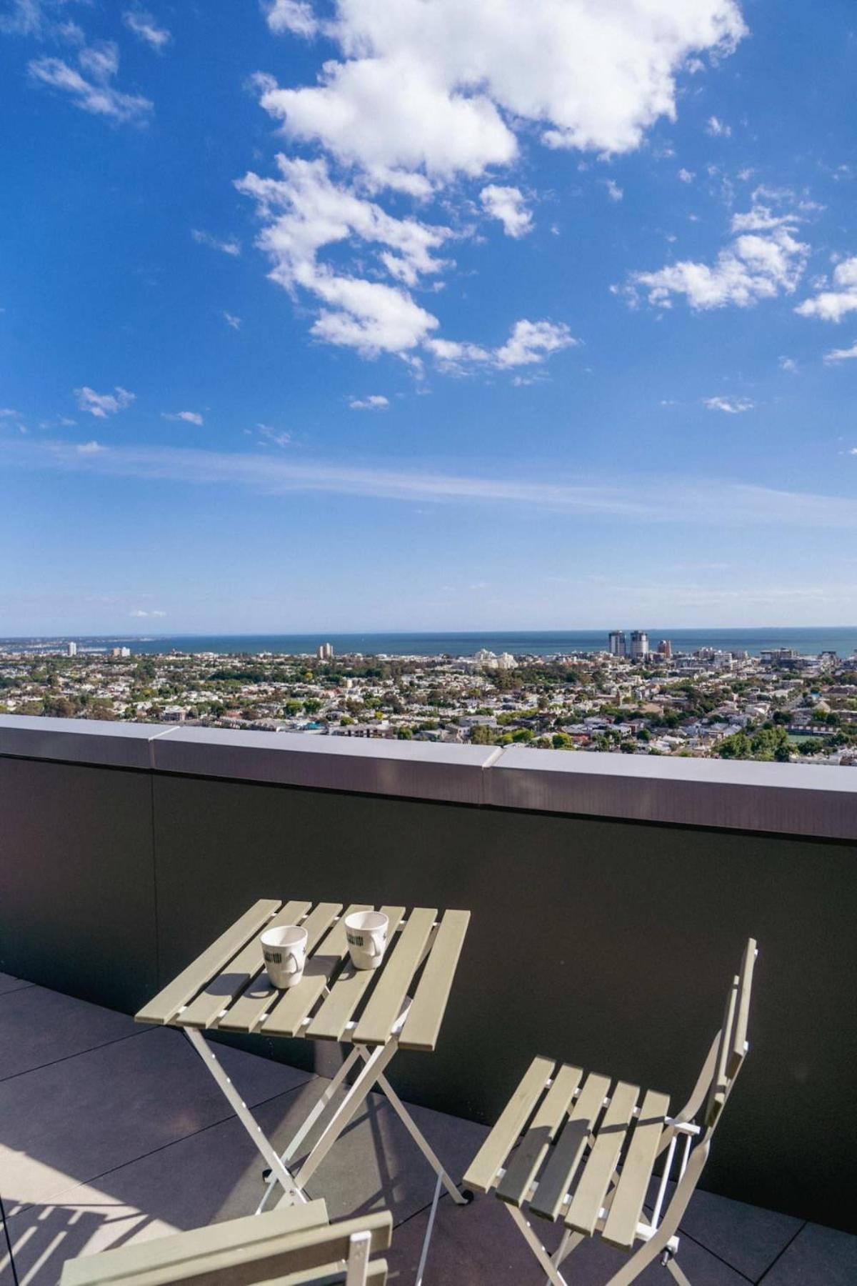 Modern 2b Bayviews*pool*gym Apartment